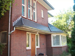Woning met grijs pannendak